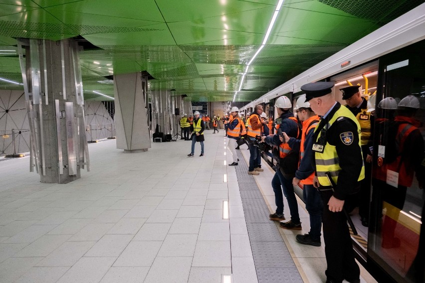 Metro na Wolę. Montują złote ściany i zielone trójkątne sufity. Coraz bliżej zakończenia prac. Kiedy otwarcie?