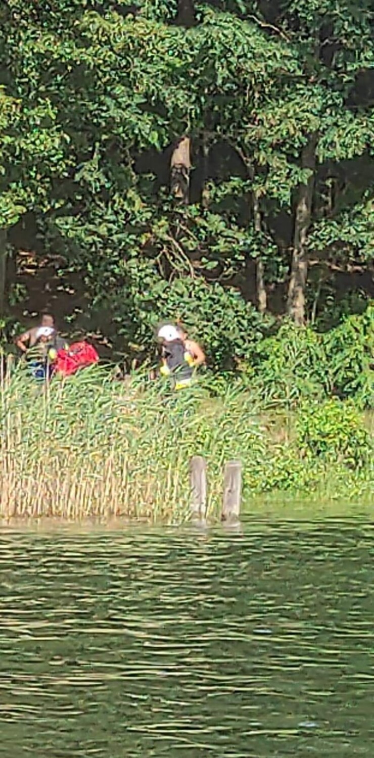 Kobieta z raną ciętą nad jeziorem Skrzyneckim w gminie...