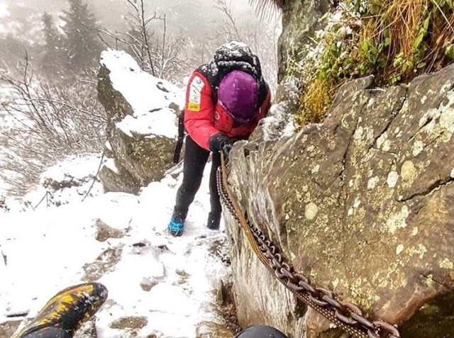 Babia Góra (1725 m.n.p.m.) - Akademicką Percią z Zawoi Markowej (znaki od dołu: najpierw zielony, a później żółty).

Szacowany czas wejścia: 3 godz. 10 min.

Mimo niewielkiej długości jest jednym z najciekawszych i najtrudniejszych w Beskidach. Przebiega przez Babiogórski Park Narodowy. Aby ułatwić poruszanie się tym szlakiem w miejscu o największych trudnościach zamontowano łańcuchy i klamry. Szlak jest zamykany zimą ze względu na zagrożenie lawinowe. Akademicka Perć jest szlakiem jednokierunkowym przeznaczonym tylko do podchodzenia o czym informuje stosowna tablica na szczycie Babiej Góry.