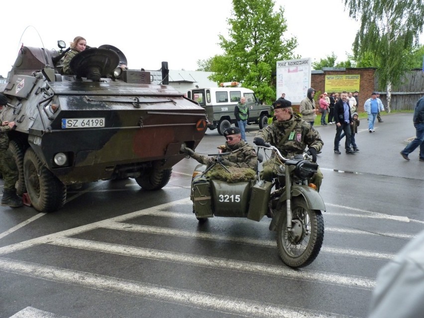 Zlot Pojazdów Militarnych Wapienniki 2012: Parada i pokaz w Radomsku [ZDJĘCIA+FILM]