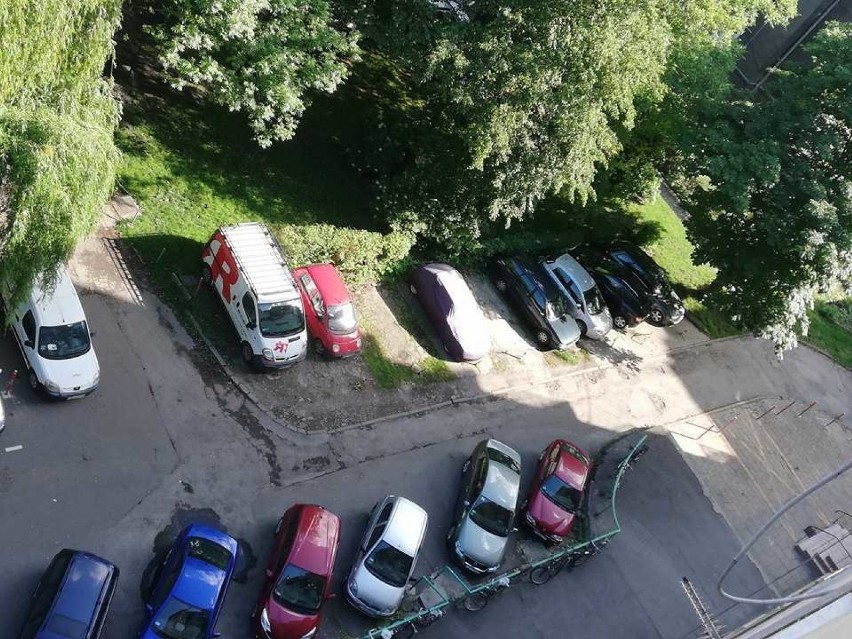 Kraków. Wojna na prywatne blokady parkingowe na Al. Słowackiego