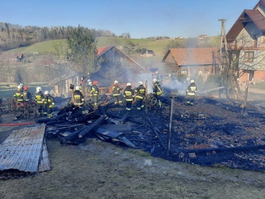 Żeleźnikowa Wielka pożar. Dwie osoby ucierpiały podczas gaszenia 