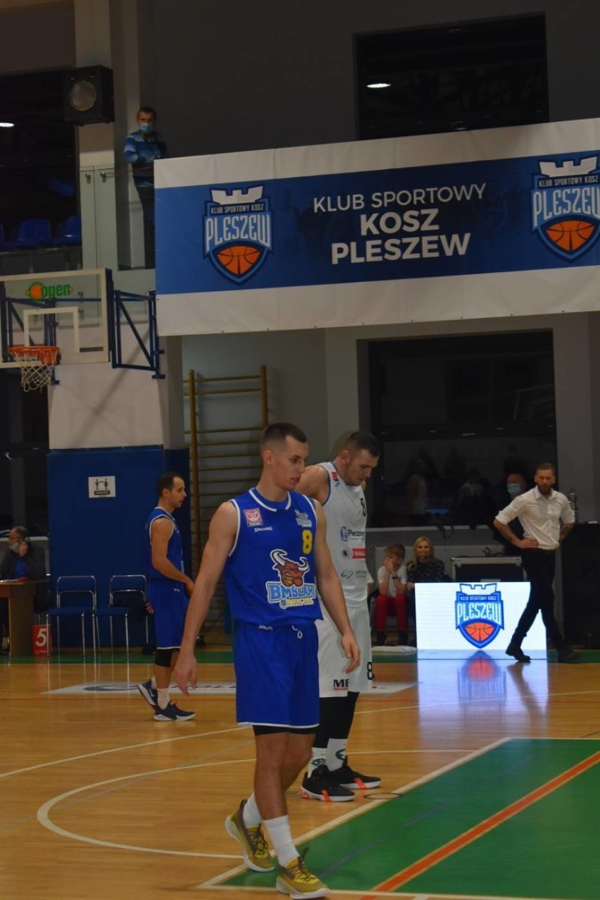 Szymon Ryżek (niebieska koszulka) podczas meczu KS Kosz Pleszew - Nabzdyk MB Slam Stal II Ostrów Wlkp. 99:106