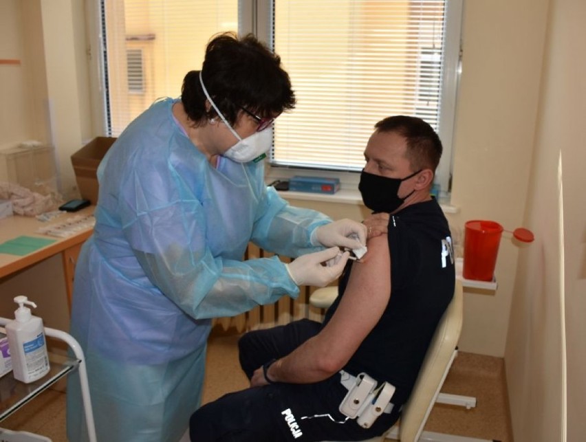 Policjanci z Jarosławia szczepią się na COVID-19. Funkcjonariusze przyjęli pierwszą dawkę szczepionki [ZDJĘCIA]
