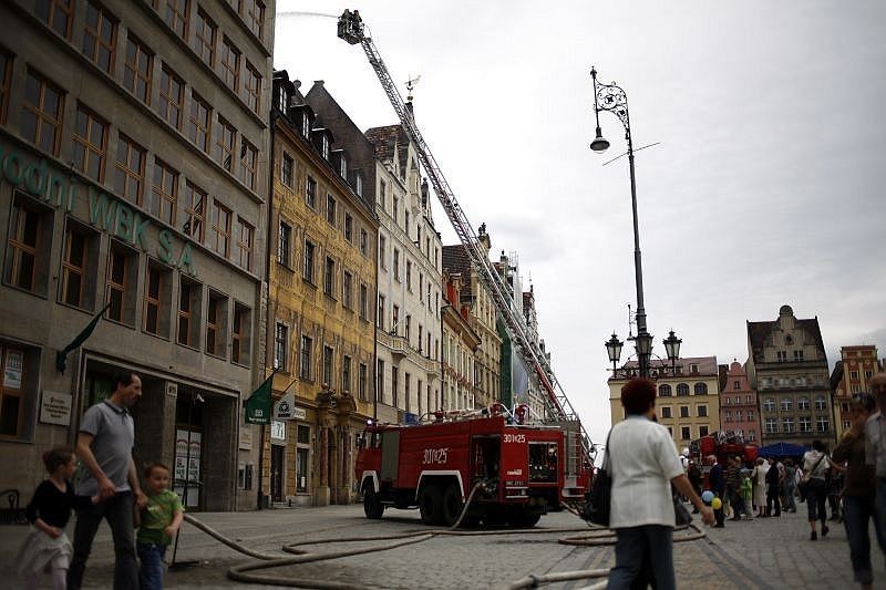 Wrocław: Trzy godziny strażacy gasili pożar w centrum miasta