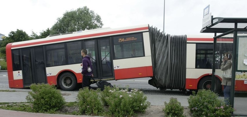 Gdańsk: Przełamany autobus na Oruni Górnej