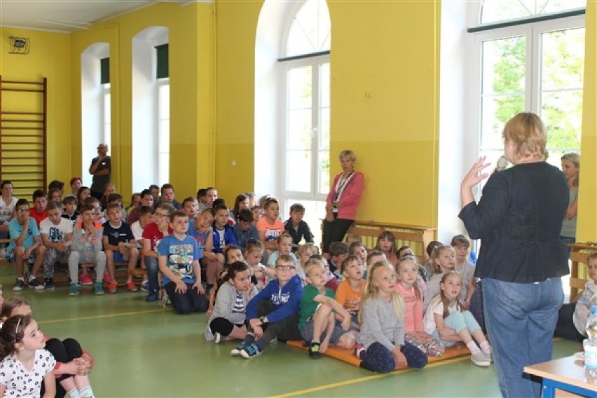 Barbara Gawryluk w szkole w Wicku mówiła o relacjach zwierząt i ludzi, które często porusza w swoich książkach