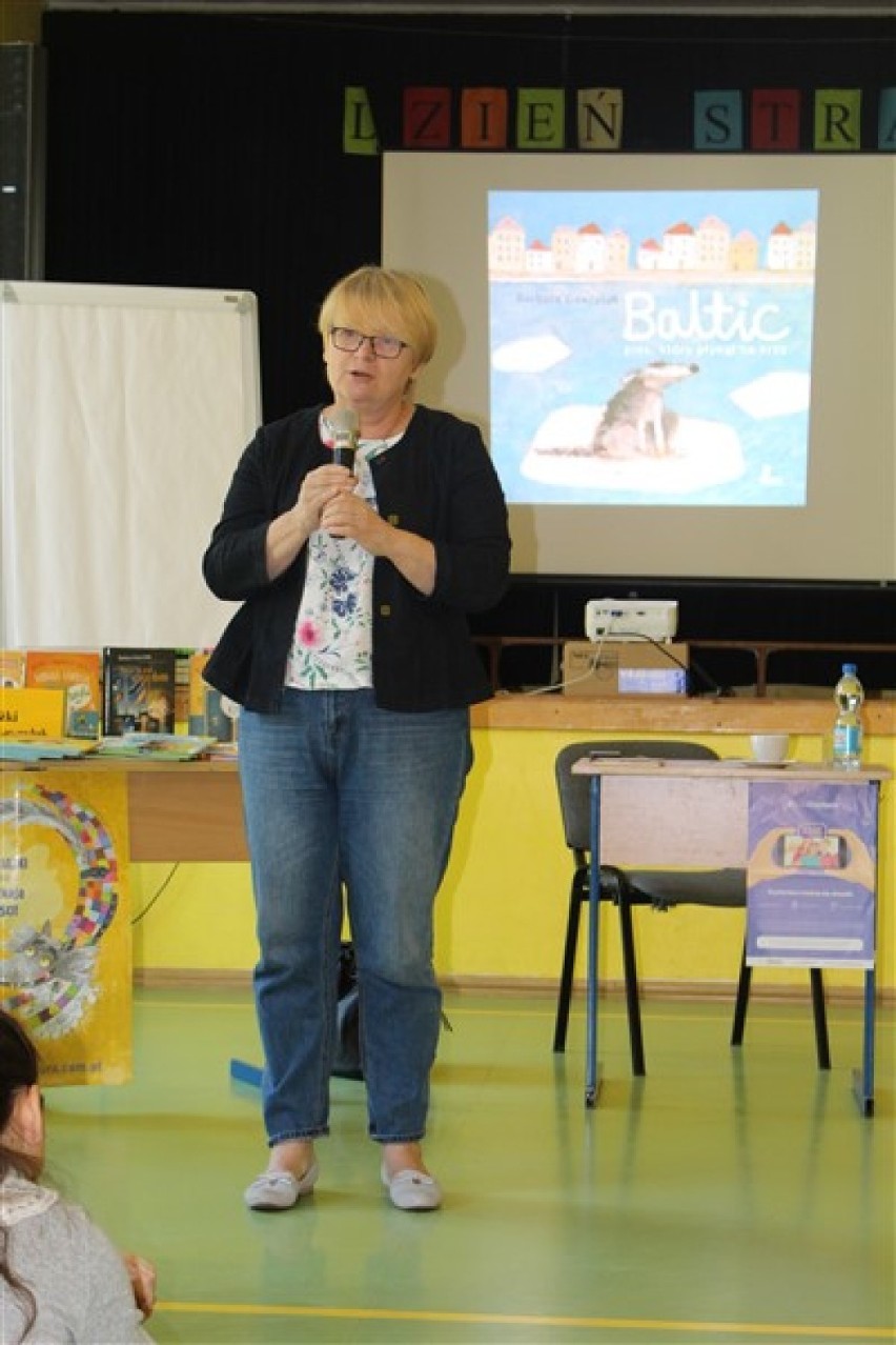 Barbara Gawryluk w szkole w Wicku mówiła o relacjach zwierząt i ludzi, które często porusza w swoich książkach