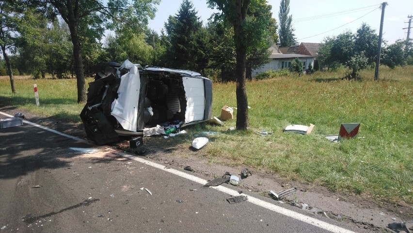 Wypadek w Paproci. Jedna osoba była zakleszczona we wraku!