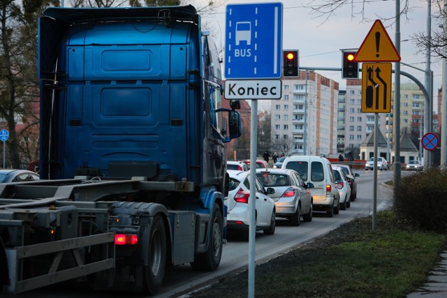 Kierowcy jadący z prawobrzeża do Śródmieścia narzekają, że sygnalizacja przed mostem powoduje zatory