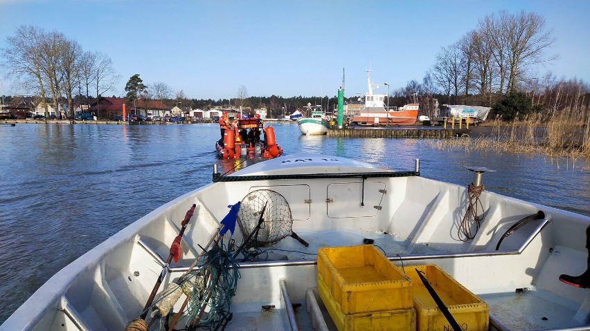 Kąty Rybackie. Służby ratownictwa wodnego uratowały jednostkę z trzema osobami na pokładzie 