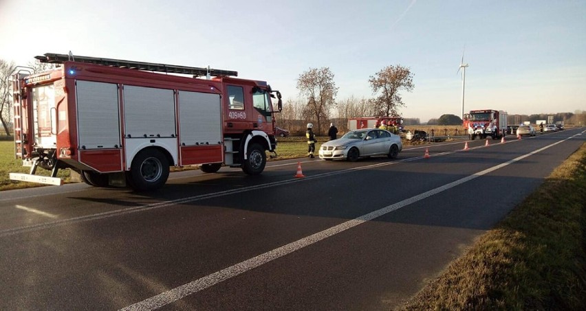 BMW zderzyło się z volkswagenem w gminie Rusiec, ranne dwie osoby. W pobliżu miejsca zdarzenia stoją krzyże