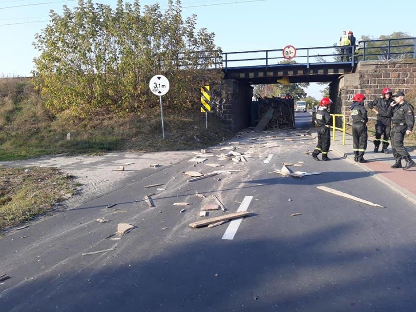 Samochód nie zmieścił się pod wiaduktem w Izabelowie [zdjęcia]