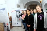 Dzień Pamięci Żołnierzy Wyklętych w Piotrkowie: otwarcie wystawy IPN o konspiracyjnych organizacjach młodzieżowych w I LO im. Chrobrego