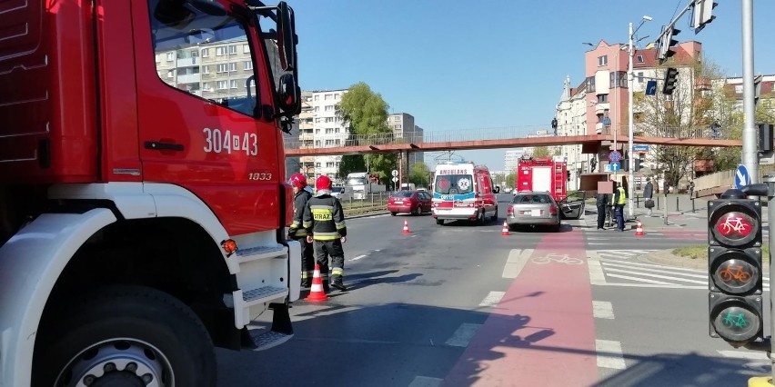 Wrocław. Auta zderzyły się na ul. Legnickiej (ZOBACZ ZDJĘCIA)