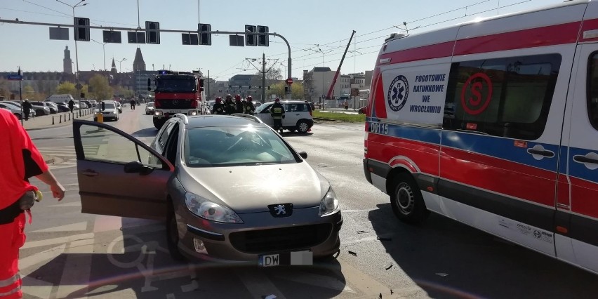 Wrocław. Auta zderzyły się na ul. Legnickiej (ZOBACZ ZDJĘCIA)