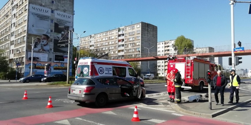 Wrocław. Auta zderzyły się na ul. Legnickiej (ZOBACZ ZDJĘCIA)