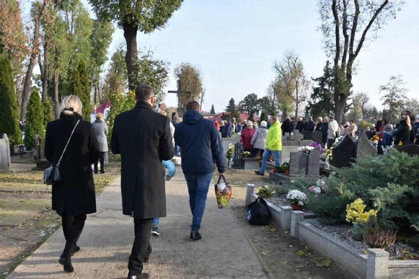 Wszystkich Świętych 2019: Tłumy parafian na cmentarzu...