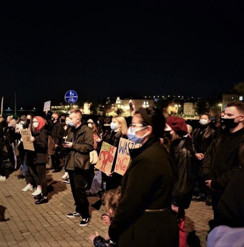 Gostyń. Strajk kobiet w Gostyniu. Tłum przemaszerował przez miasto. Na ZDJĘCIACH widać skalę protestu 