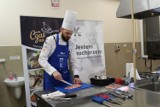 Szef kuchni uczył młodzież jak przyrządzać ryby. Można z nich nawet zrobić kebab. "Kreatywność młodych ludzi jest ogromna"