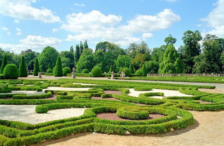 Symetryczne projekty ogrodów francuskich i chińskich wnoszą...