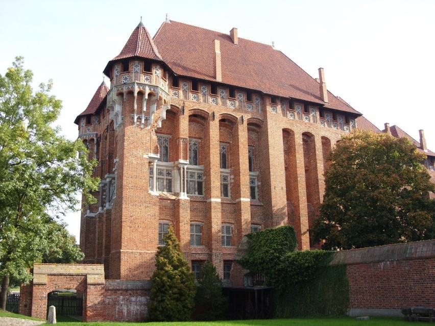 Zamek w Malborku - jego forma architektoniczna wyraża...