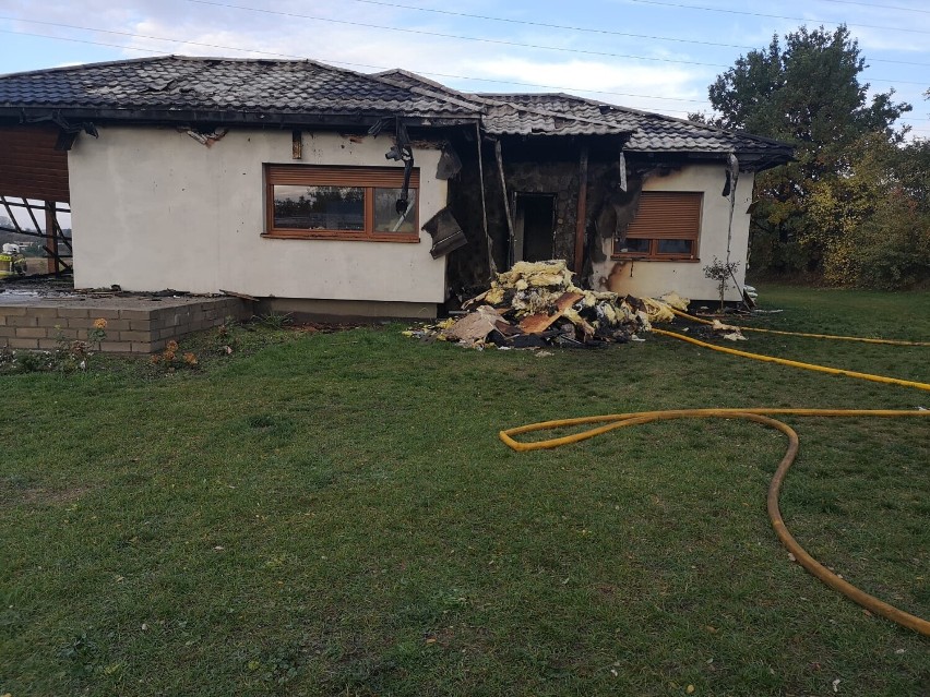 Pożar domu w Broniszewie. Ponad 30 strażaków walczyło z ogniem