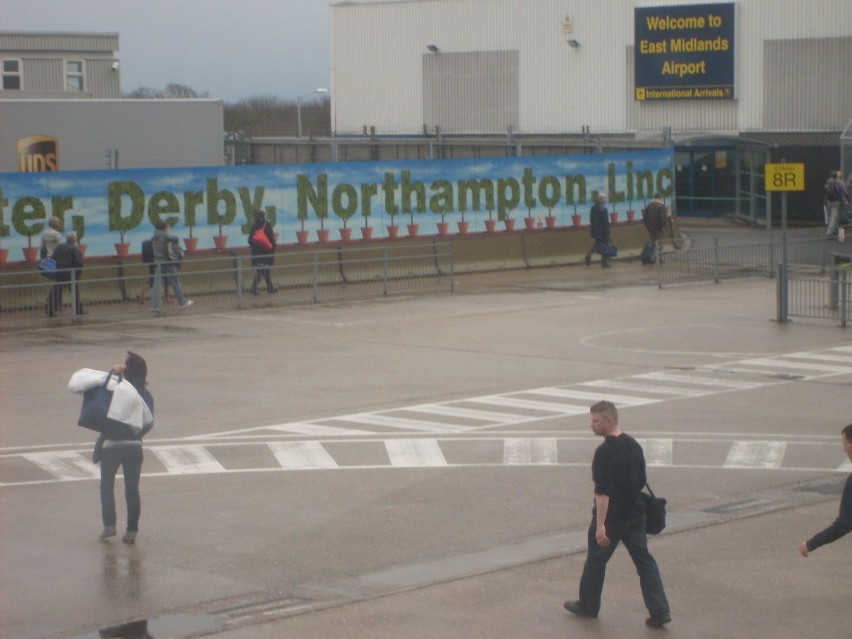 Do Nottingham najlepiej dotrzeć drogą lotniczą na lotnisko...