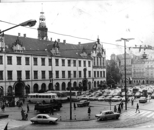 Centrum miasta wolne od aut, kolejne zakazy wjazdu, parkowania w ścisłym centrum Wrocławia, zmniejszanie miejsc parkingowych, drogie opłaty za godzinę parkowania... Tak jest teraz we Wrocławiu. Kierowcy nie mają łatwo. A jak było w czasach PRL? Raj dla zmotoryzowanych. Hulaj dusza, piekła nie ma. Można było wjechać i zaparkować nawet na wrocławskim Rynku...