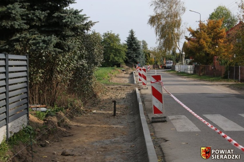 Kolejne dwie drogowe inwestycje powiatu sieradzkiego. Przebudowa chodnika w gminie Warta i drogi w gminie Złoczew ZDJĘCIA