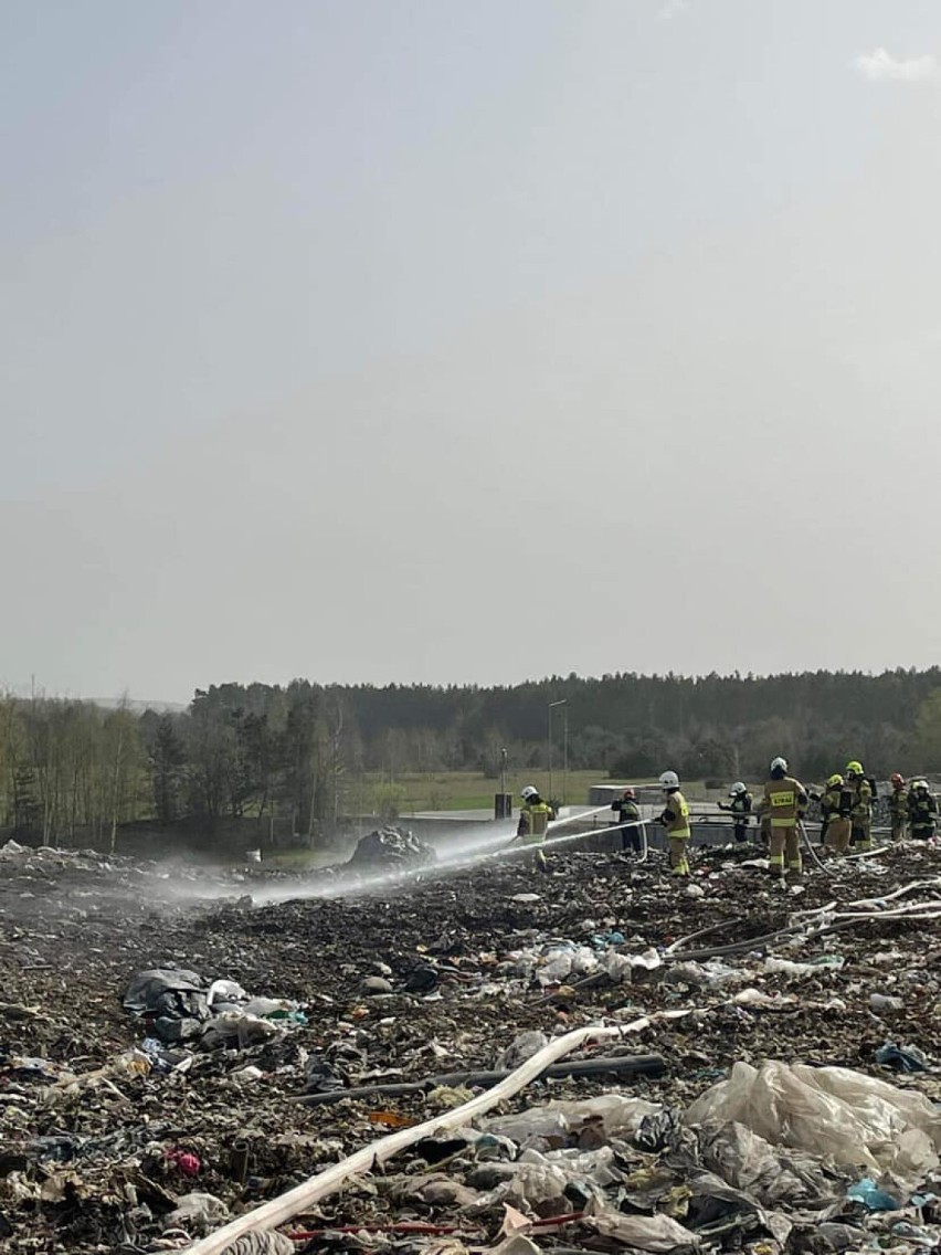 Pożar na wysypisku śmieci w Płoszowie w gminie Radomsko