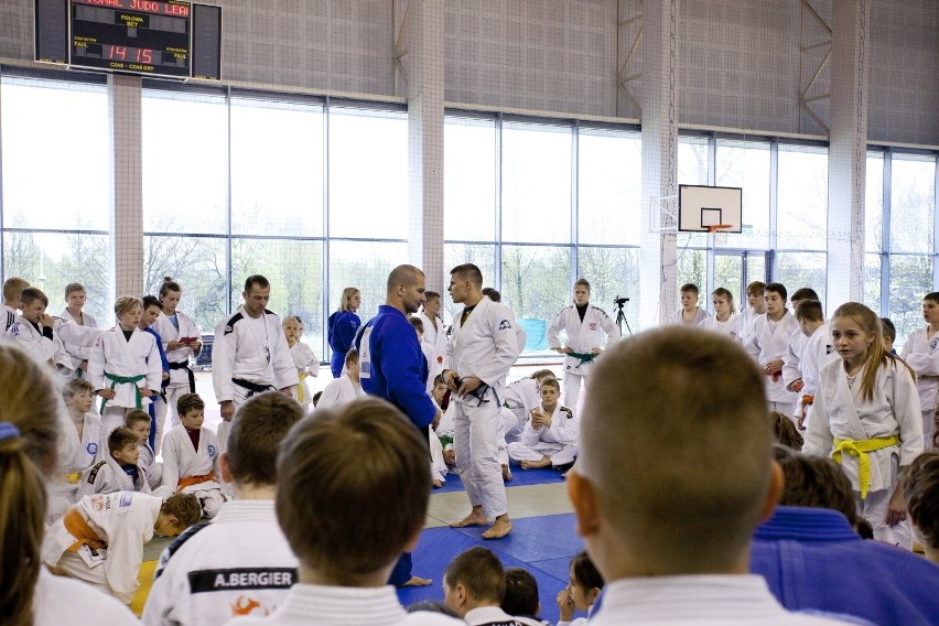 Młodzi judocy walczyli na matach. Uczył ich Marcin Held