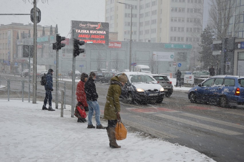 Uwaga kierowcy! Opady śniegu sparaliżowały niektóre ulice w mieście. Część z nich jest zablokowana [ZDJĘCIA]