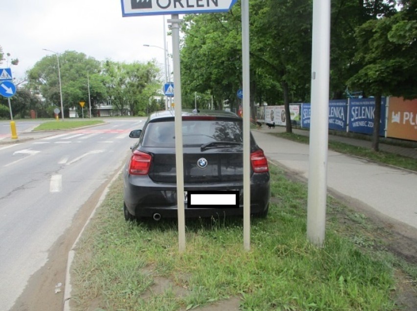 Mistrzowie Parkowania w Płocku. Straż Miejska złapała ich na gorącym uczynku! Tak parkować nie należy! [ZDJĘCIA]