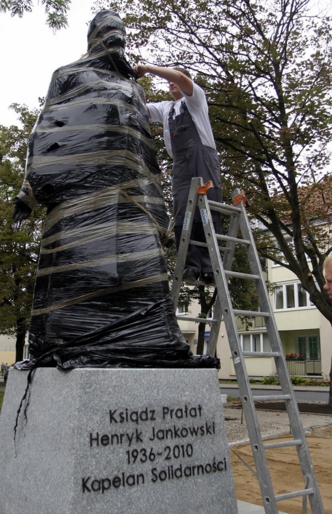 Pomnik ks. prałata Henryka Jankowskiego został odsłonięty - tylko na chwilę. Zobacz jak wygląda FOTO