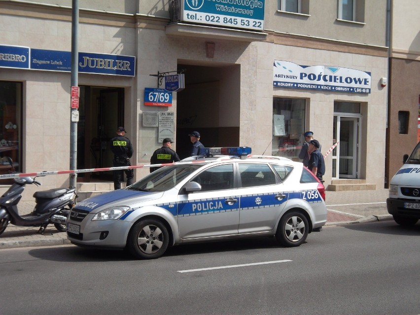 Napad na salon jubilerski przy ul. Puławskiej. Policja szuka sprawców (ZDJĘCIA)