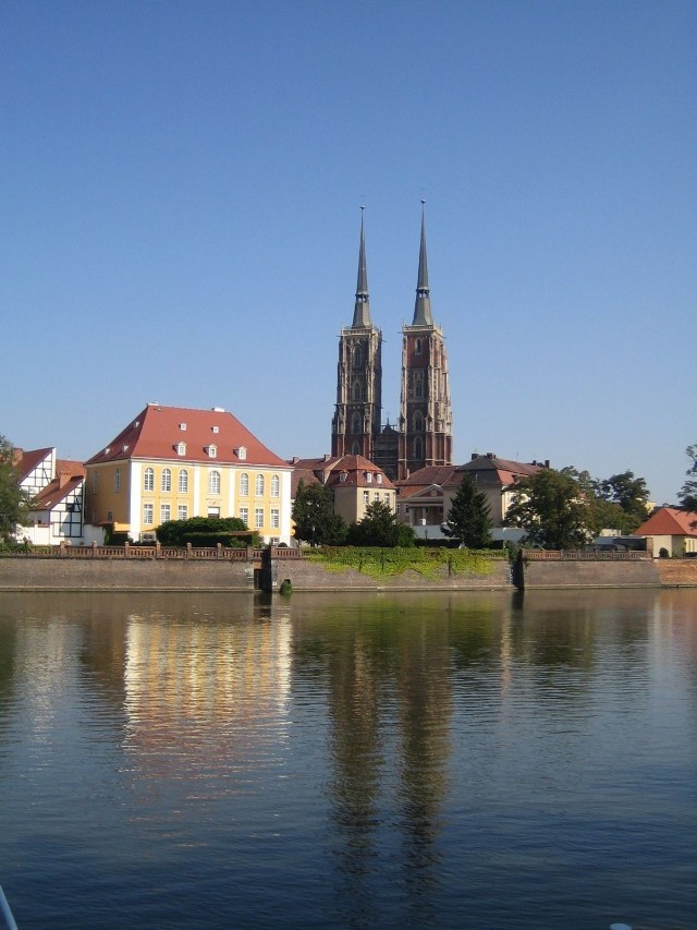 Widok na Odrę i Ostr&oacute;w Tumski, tradycyjna poczt&oacute;wka z Wrocławia. Fot. Isabella Degen