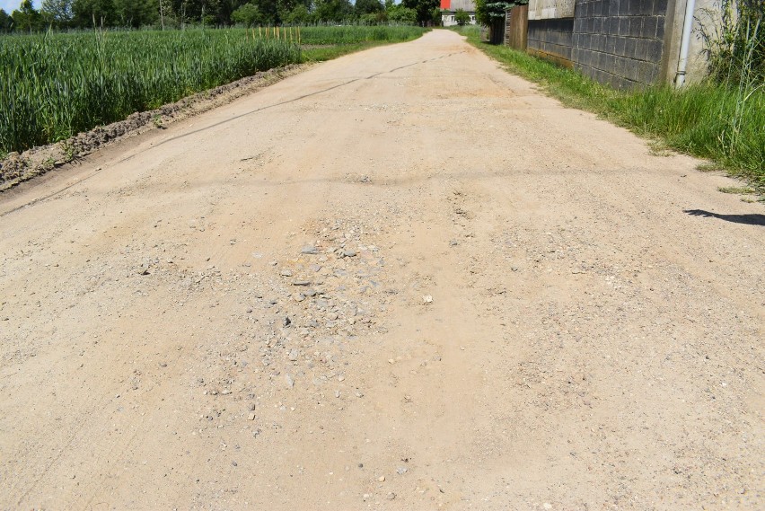 Rafał Zawal, mieszkaniec wsi Wierzchy, podczas sesji po raz kolejny apelował o remont drogi w swojej miejscowości