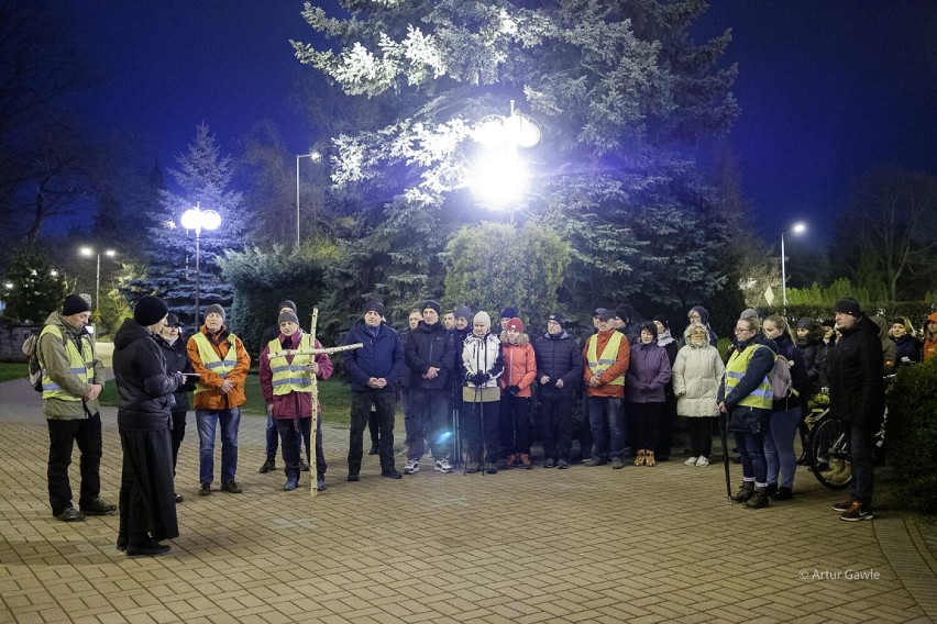 Mościcka Droga Krzyżowa na wzór EDK. Kilkadziesiąt osób przeszło w zadumie ulicami Mościc. Pod każdą stacją były specjalne rozważania 