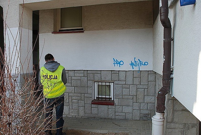 Tylko jednej nocy 18 marca, 18 i 19 letni mieszkańcy Rzeszowa poprzez pomalowanie farbą w sprayu zniszczyli elewacje sześciu budynków. To jednak tylko część &#8222;artystycznej&#8221; działalności grafficiarzy. Mężczyźni zostali zatrzymani w policyjnym areszcie grozi im kara do 5 lat pozbawienia wolności.



Wypadek w Jasienicy Rosielnej. Wywrotka TIR-a z trzodą chlewną [ZDJĘCIA]