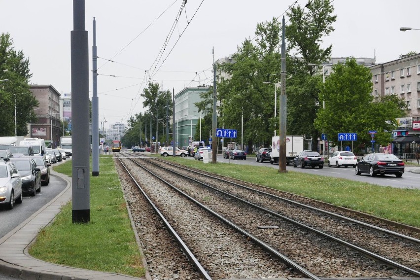 Wypadek na alei Jana Pawła II. Utrudnienia w ruchu i zmiany w kursowaniu tramwajów