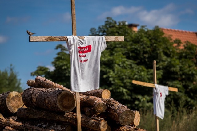 Dla jednych to krzyże, dla innych strachy na wróble. Konstrukcje z nazwiskiem prezydenta Rafała Bruskiego stanęły przed tartakiem w Otorowie.