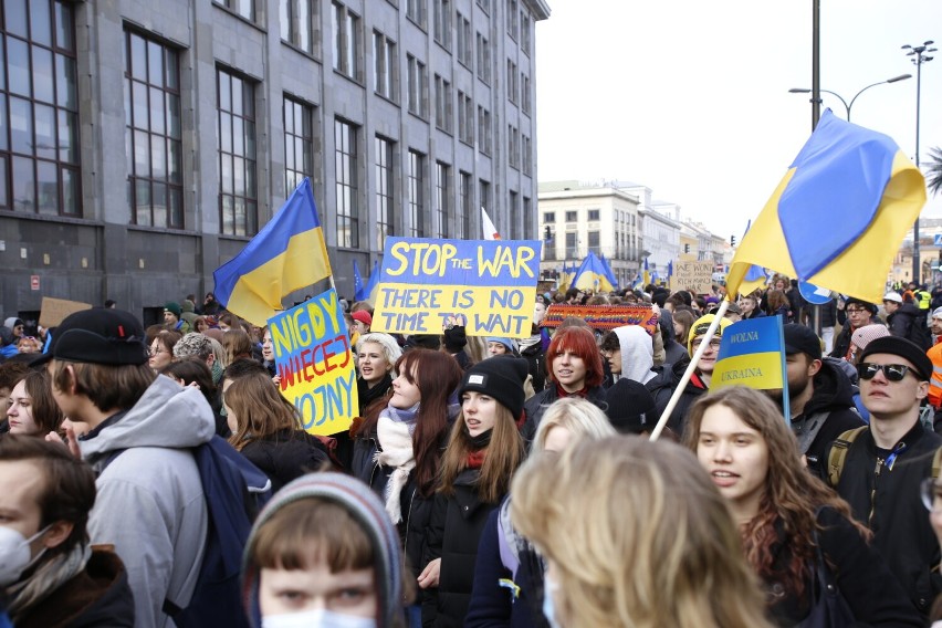 Warszawa solidarna z Ukrainą. W centrum trwa manifestacja "Nigdy więcej wojny"