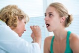 Choroby, które zobaczysz na języku. Biały nalot i zmiana zabarwienia języka mogą świadczyć o poważnych zmianach w ciele. Nie lekceważ ich! 