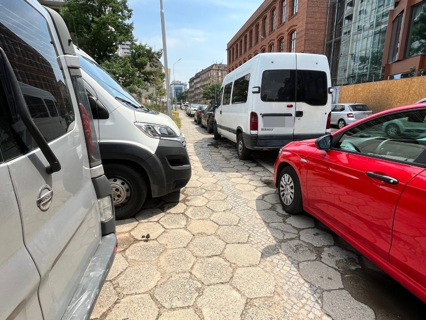 Kierowcy na ul. Sikorskiego parkują gdzie popadnie, także na...