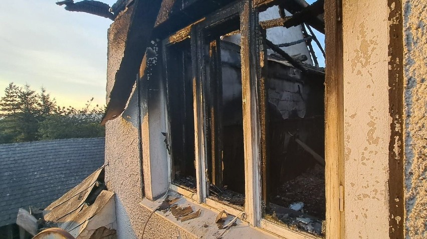 Pożar zabrał dom mieszkańcowi gminy Myślenice. Ludzie chcą pomóc w odbudowie. Strażacy organizują zbiórkę pieniędzy