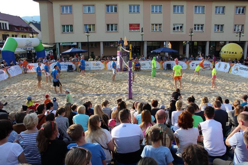 Piotr Żyła podczas meczu na Beskidzkiej Plaży