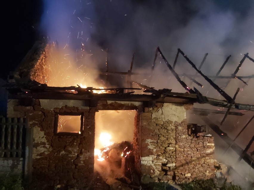 Pożar stodoły i obory w gminie Przedbórz, ponad 20 tys. zł...