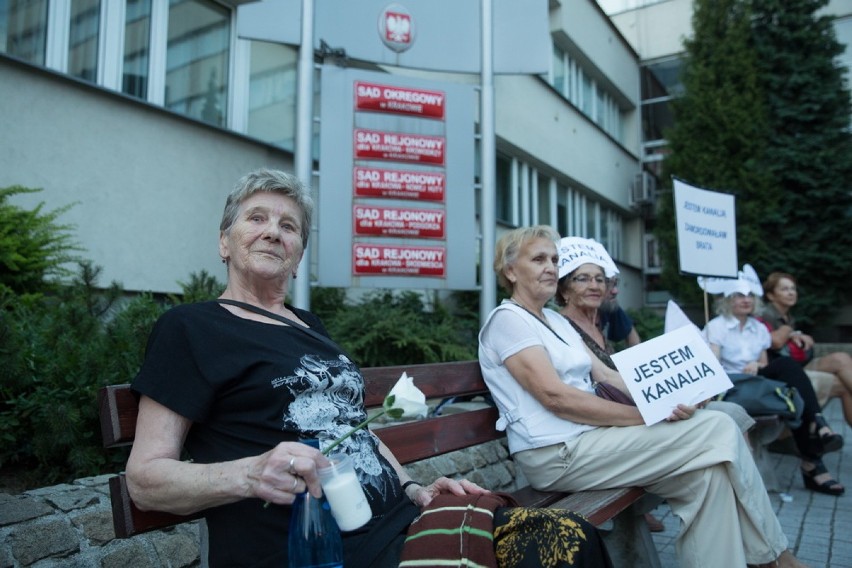 "Łańcuch Światła". Tłum protestujących w Krakowie [ZDJĘCIA]