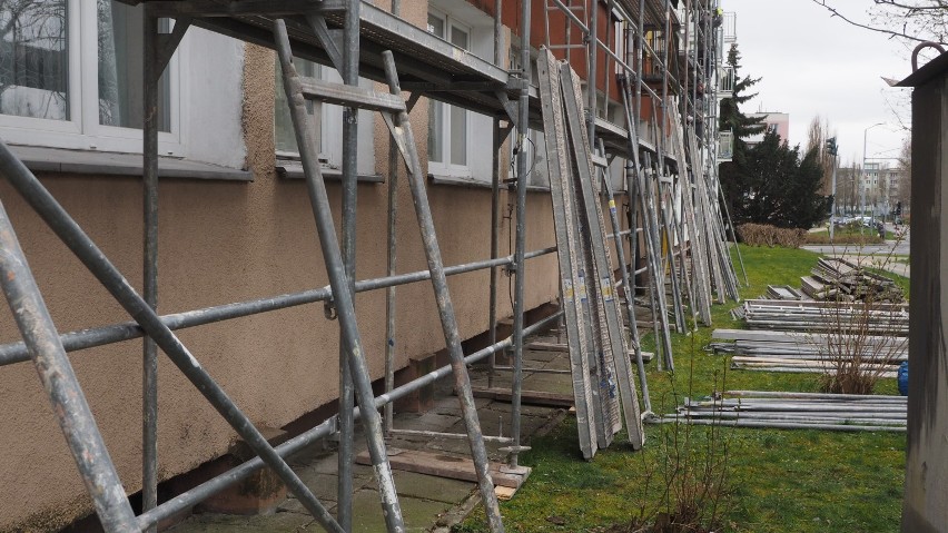 Czujemy się jak w klatce. Mieszkańcy bloku przy Wańkowicza w Koszalinie skarżą się na remont